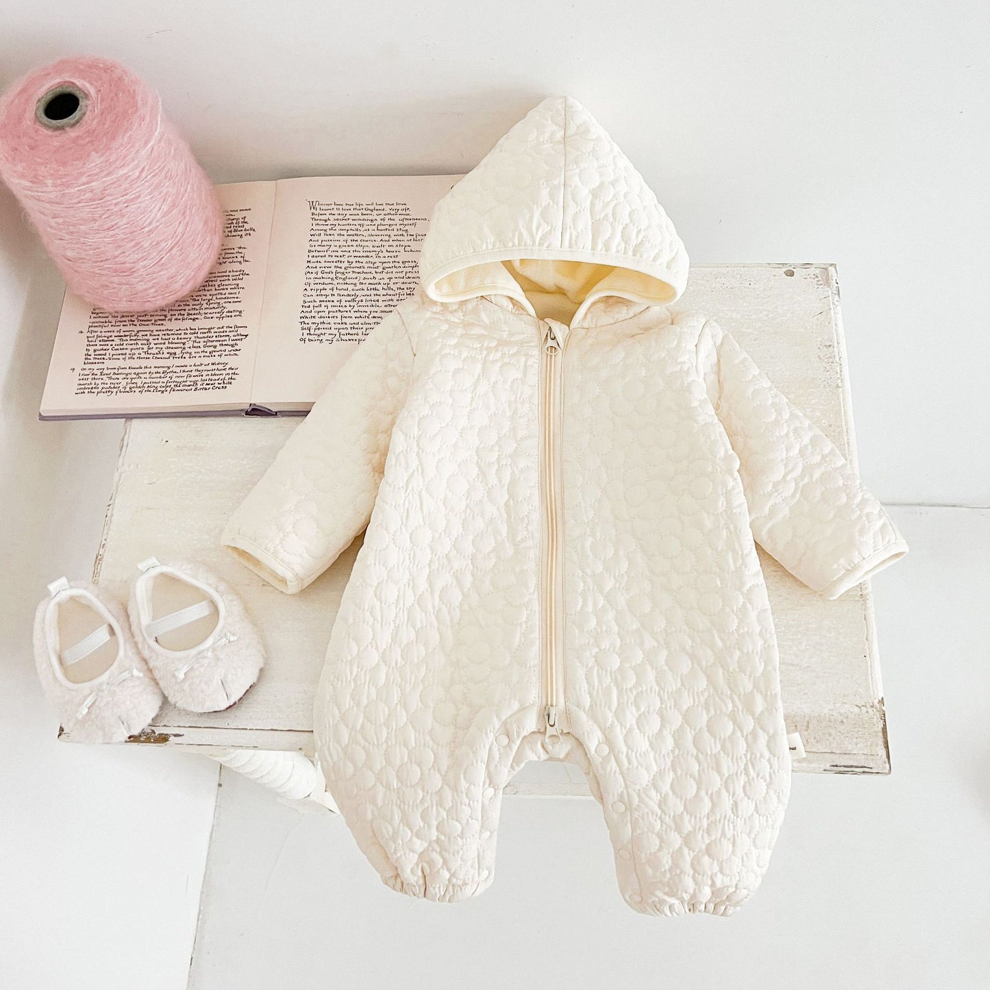 Gesteppter Baby Onesie mit Kapuze aus 100% Baumwolle – bequemer Einteiler