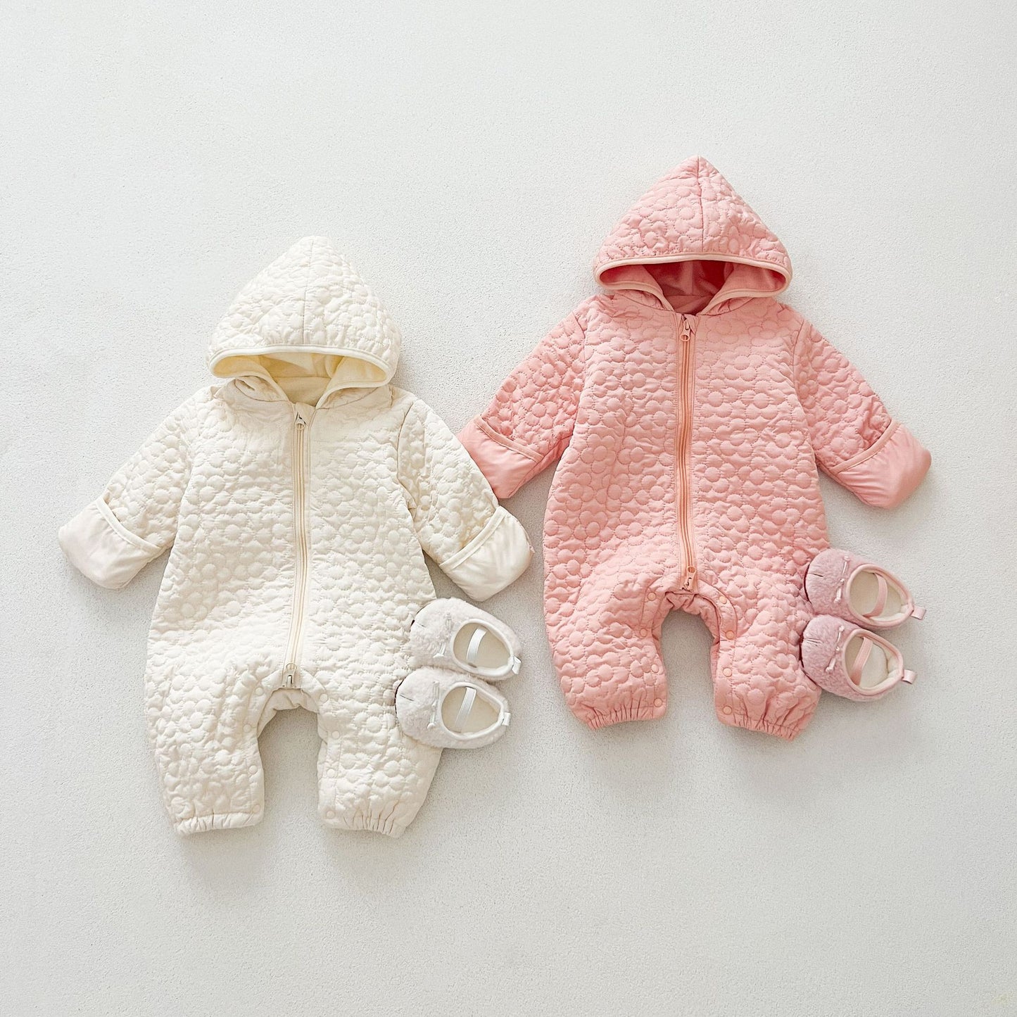Gesteppter Baby Onesie mit Kapuze aus 100% Baumwolle – bequemer Einteiler
