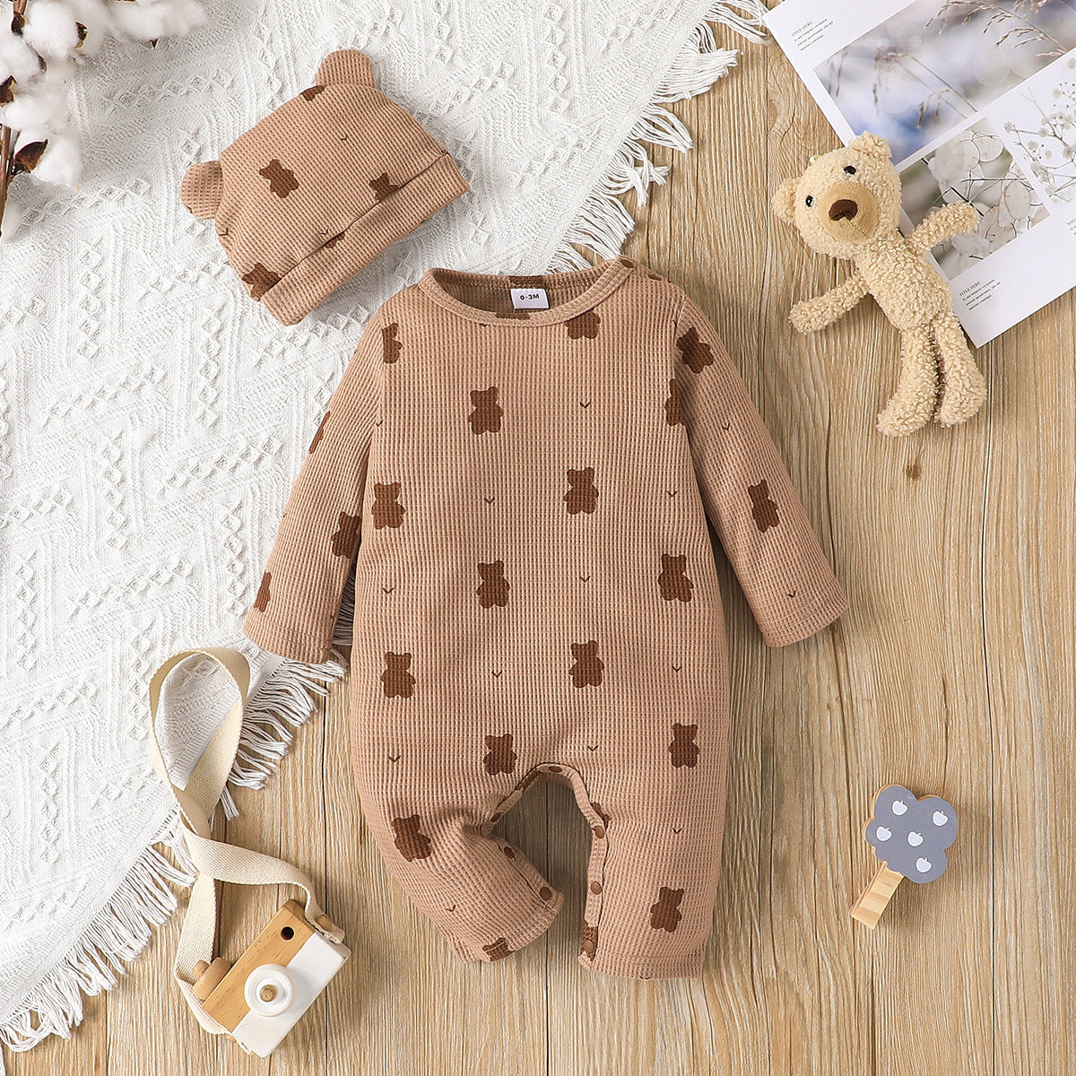 Baby Teddy Onesie mit passender Mütze – kuscheliger Einteiler Jumpsuit